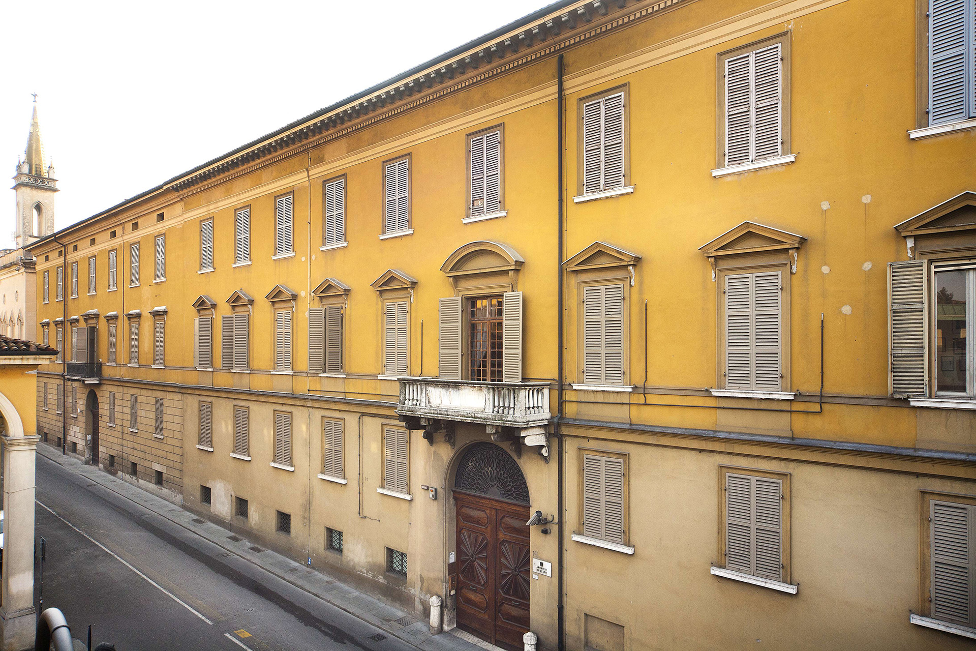 Foto della facciata su Corso Cairoli di palazzo Carmi, sede principale