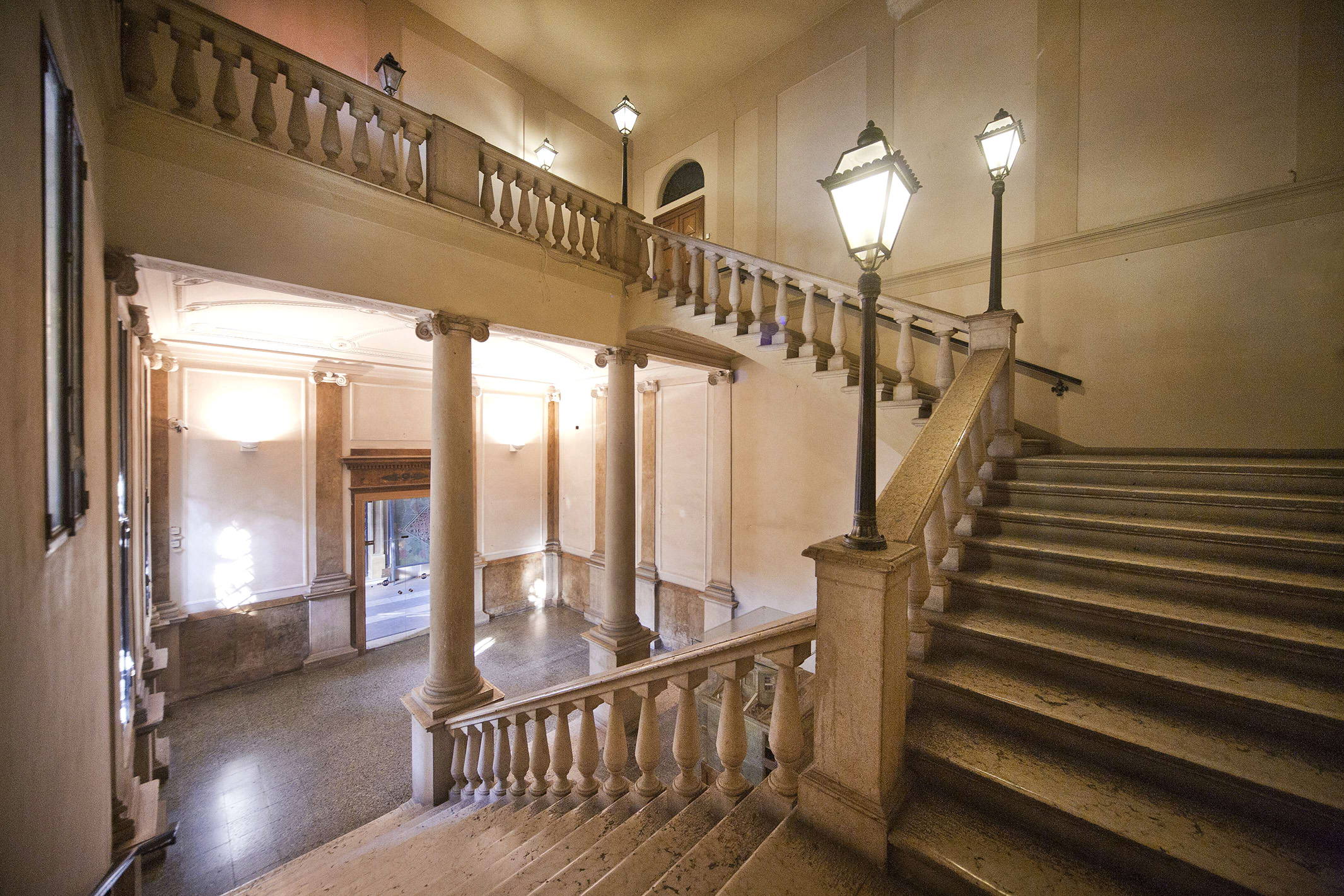 Foto dello scalone monumentale di accesso al piano nobile, Palazzo Carmi
